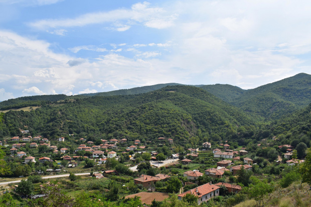 Widok na małą miejscowość w górach Pirin