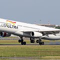 Airbus A340 Plus Ultra z Hiszpanii latał dla LOTu w czerwcu za popsute Dreamlinery. Tutaj jego lądowanie po locie z USA.