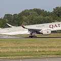 Lądowanie Airbusa A350 Qatar Airways o poranku.