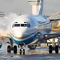 Odladzanie Boeinga Enter AIr w mroźny poranek w lutym.