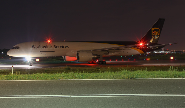 Samolot cargo linii UPS (United Parcell Service) oczekujący na wjazd na pas startowy