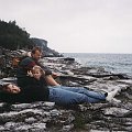 kf Joli, Kamilki i Zdziska odpoczynek na skalistym brzegu jeziora - Killarney - 1995 r.