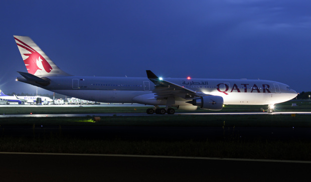Qatar A330 do Doha oczekujący na pasie startowym na start
