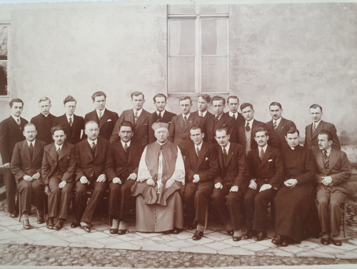 Gniezno biskup Antoni Laubitz, Holka i pozostałe osoby do rozpoznania Na tym zdjęci są dwaj księża do rozpoznania.