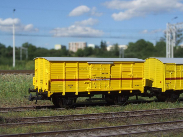 Wagon MAGAZYN sprzętu pociągu sieciowego w skali 1:87 w wersji z kinematyką sprzęgu. Oryginalny Pociąg Pogotowia Sieciowego, z którego model posiada oznakowanie, stacjonował w Tarnowskich Górach na przełomie XX i XXI. H0 #Energetyka #PKP