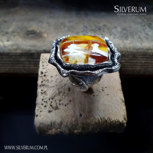 Duży pierścionek z bursztynem - www.silverum.com.pl #pierscionek, #artystyczny, #bursztyn, #srebro